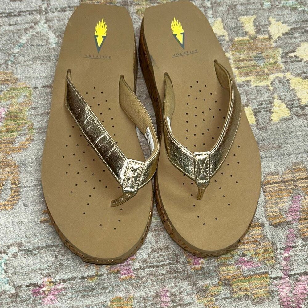 Volatile Neville gold wedge sandal sz 8